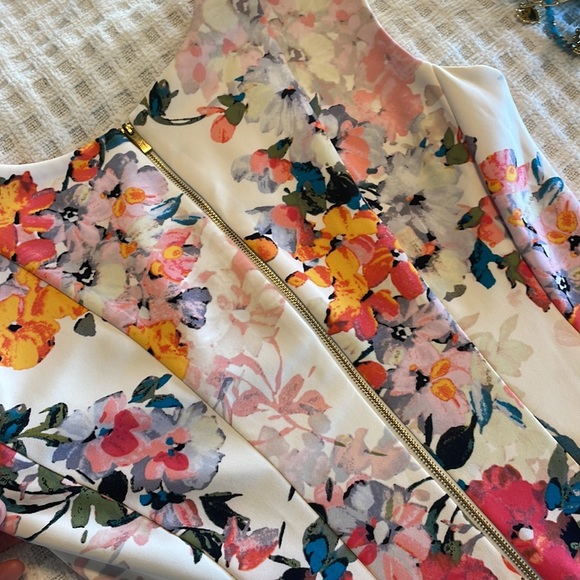 Just Taylor Women’s Floral Dress with pockets - Picture 6 of 9
